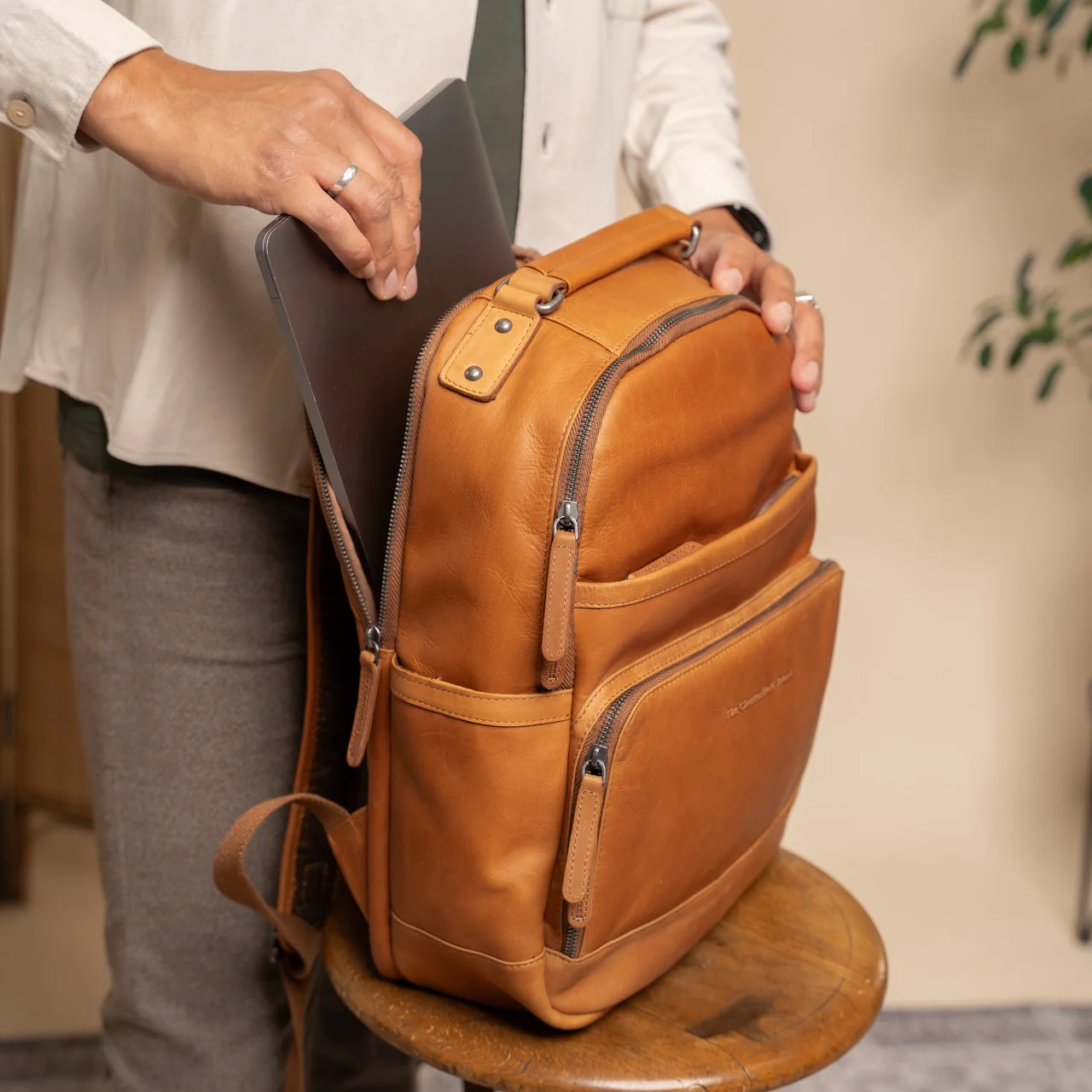 Leather Laptop Backpack Cognac Austin - Image 3