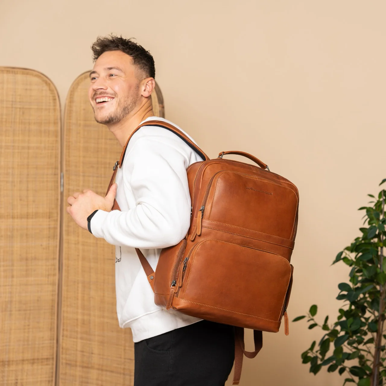 Leather Laptop Backpack Cognac Lennox - Image 2