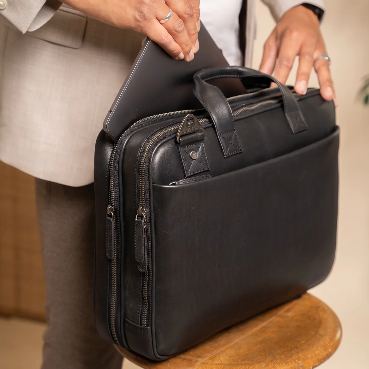 Leather Laptop Bag Black Iseo - Image 3