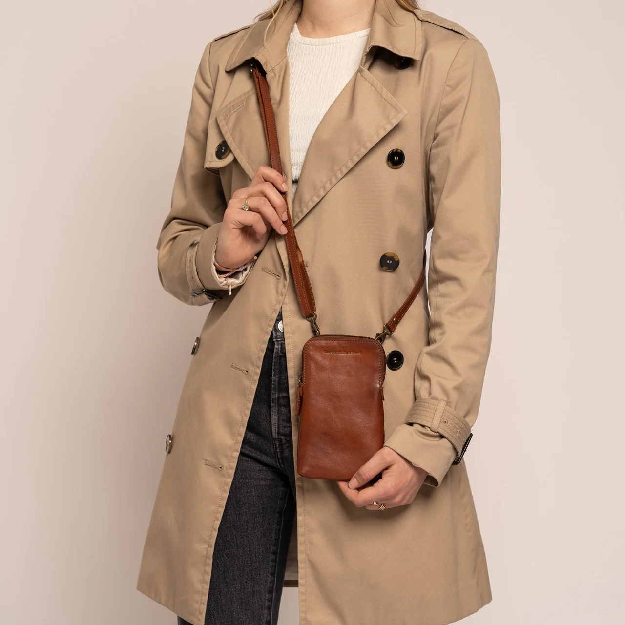 Leather Phone Bag Cognac Cuba - Image 2