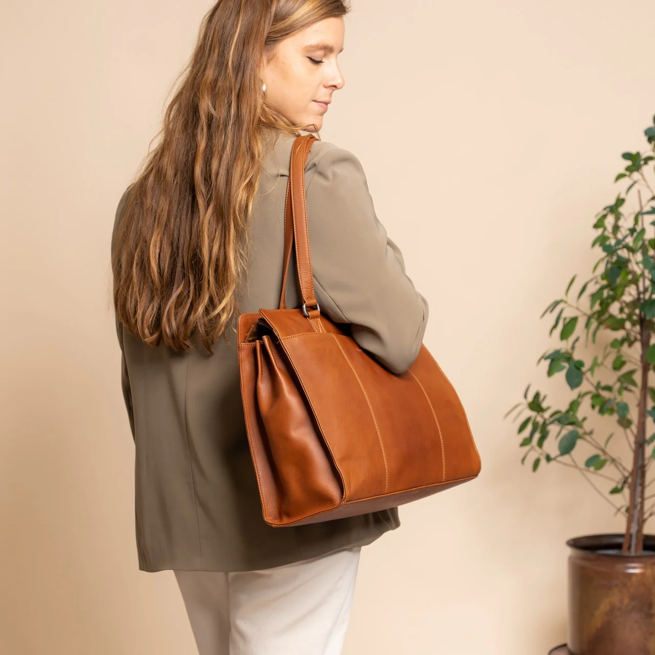 Leather Shoulder Bag Cognac Fidenza - Image 2