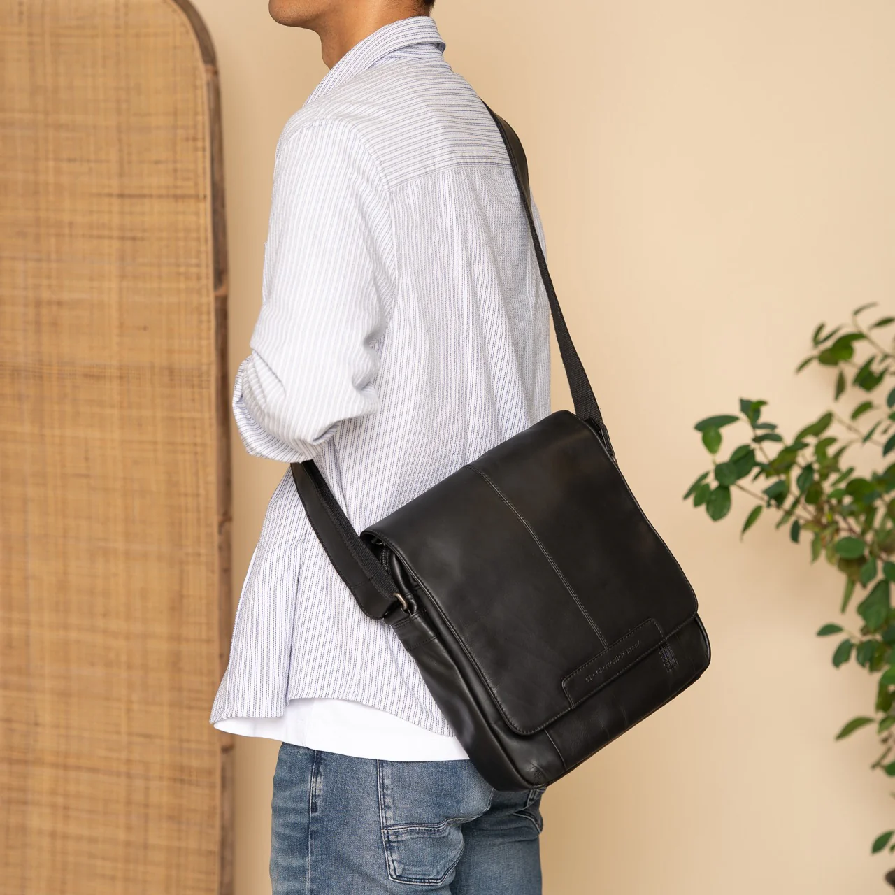Leather Crossbody Bag Black Raphael - Image 2