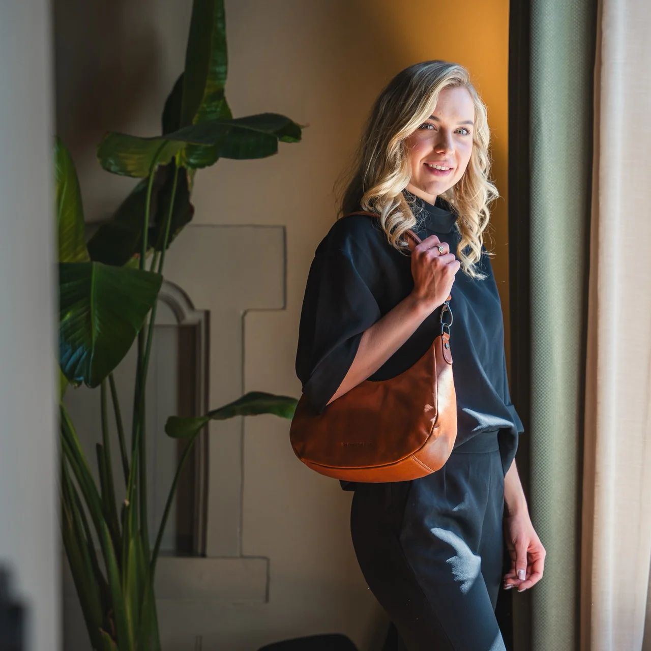 Leather Shoulder Bag Cognac Alexandria - Image 3