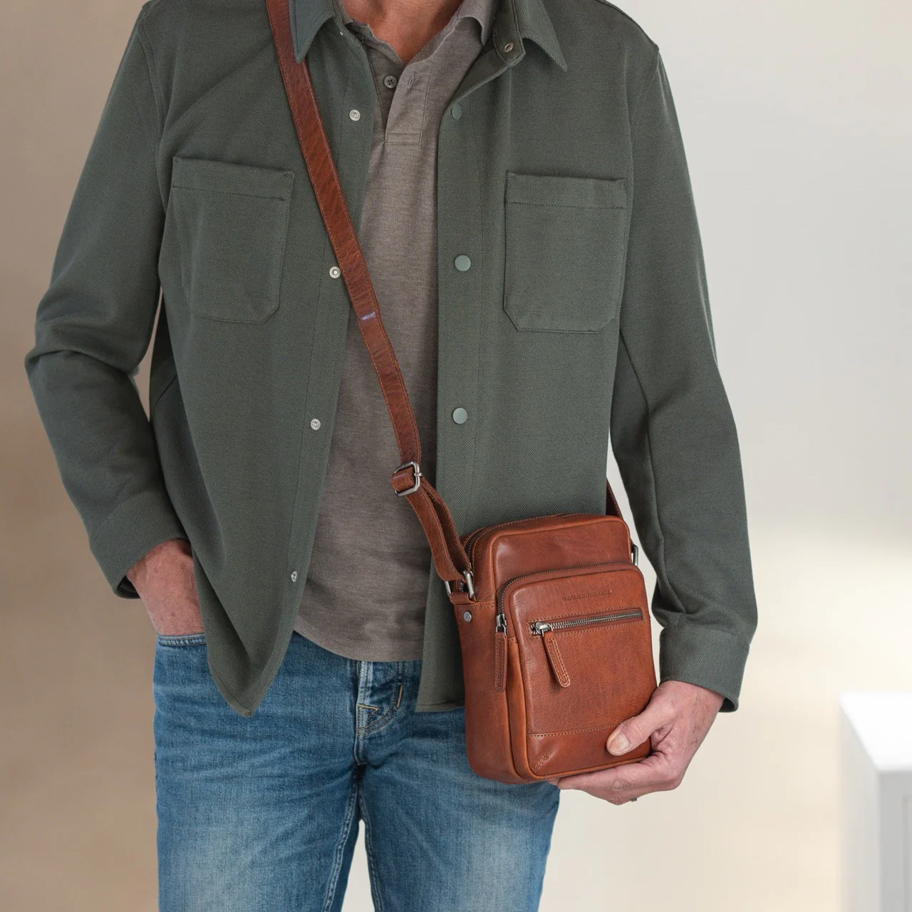 Leather Crossbody Bag Cognac Amantea - Image 2