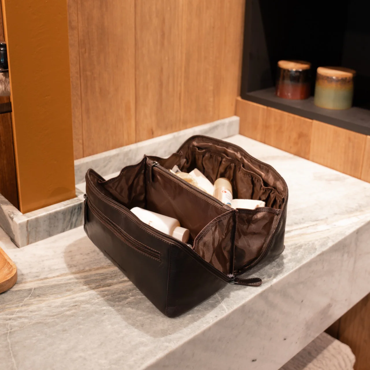 Leather Toiletry Bag Brown Elmia - Image 2