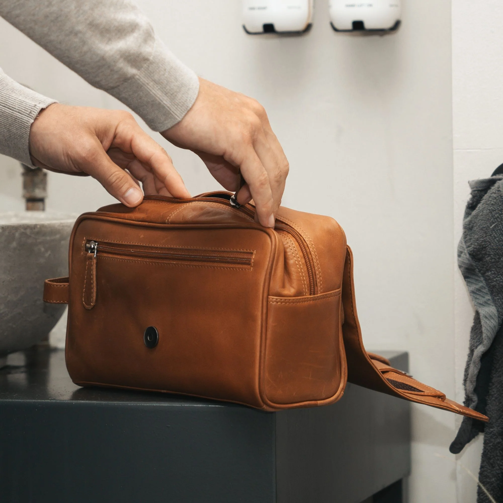 Leather Toiletry Bag Cognac Rosario - Image 3