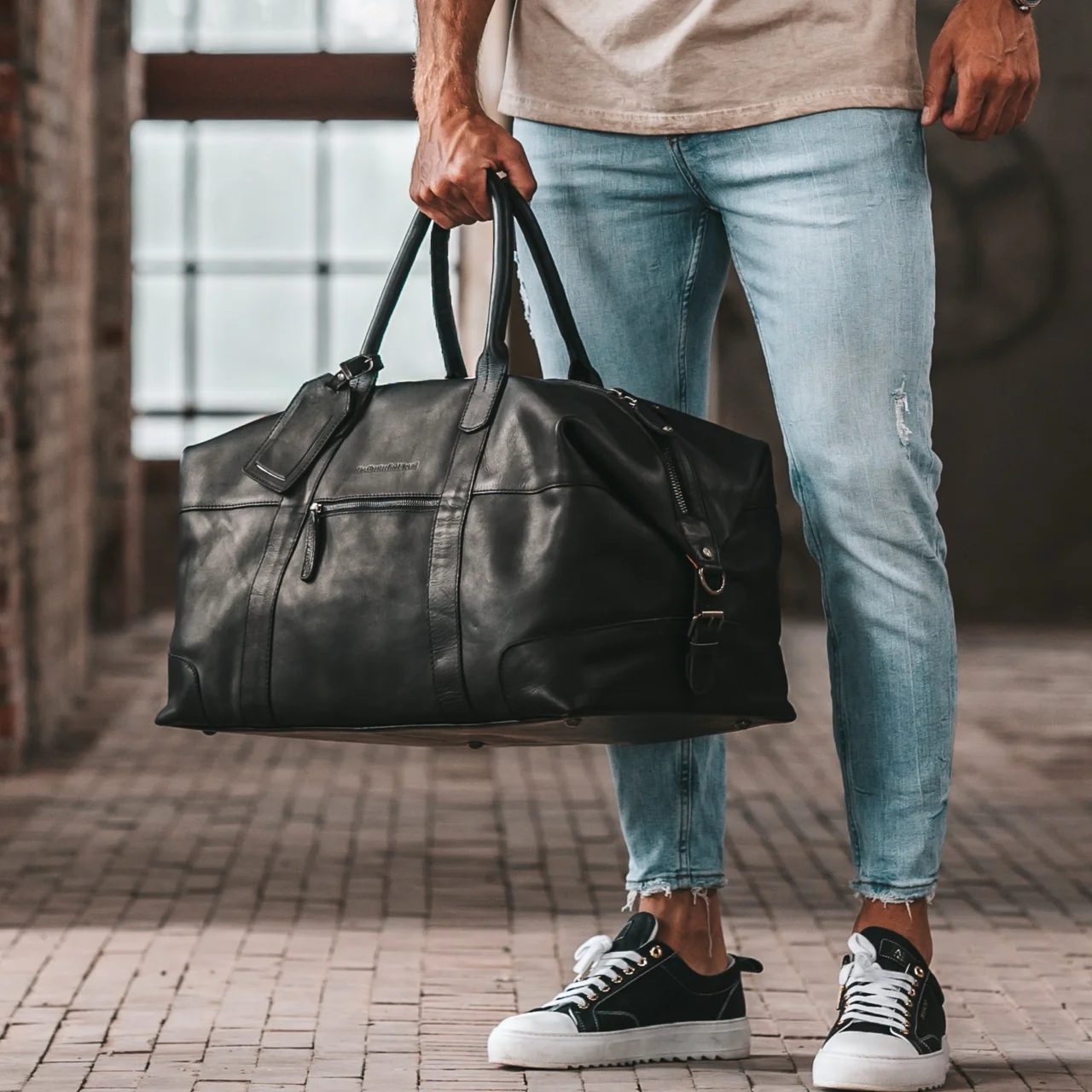 Leather Weekender Bag Black Portsmouth II - Image 2