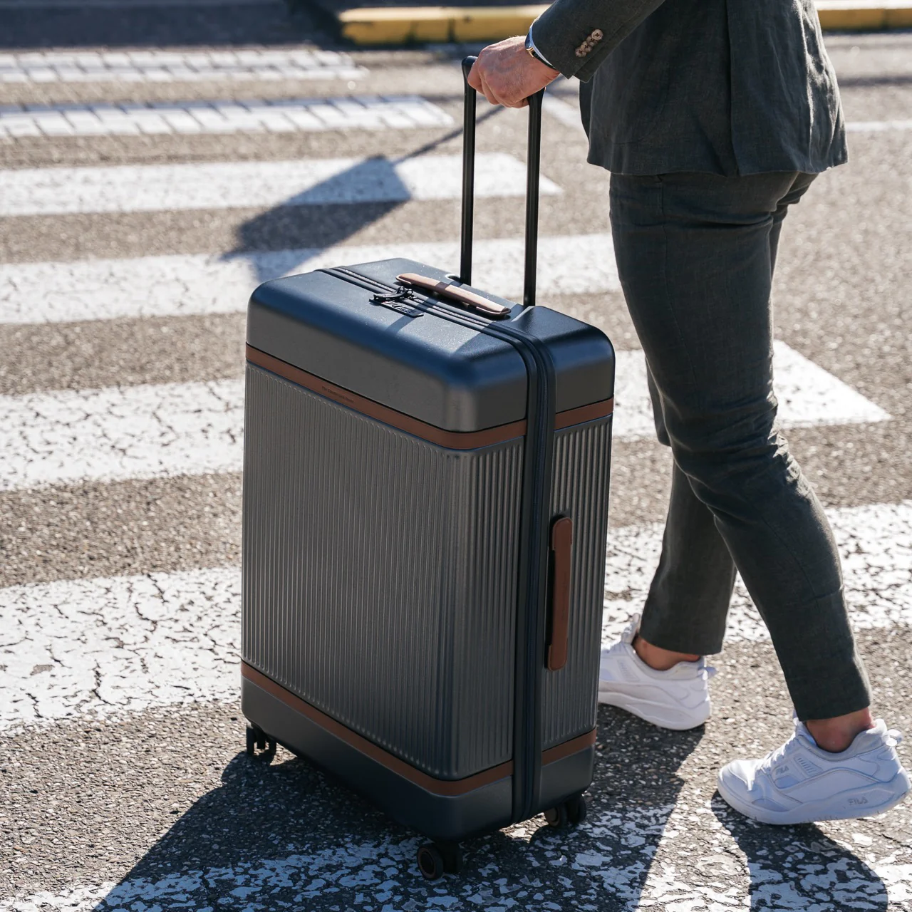 Large Suitcase Urban Graphite Zuna - Image 4